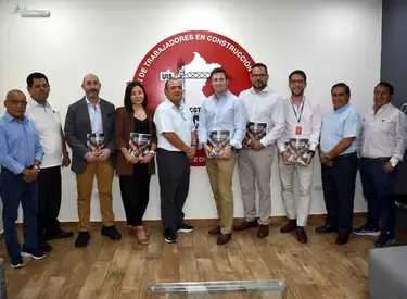 Directivos de FTCCP y empresa Acciona posando para la foto