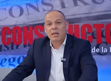 Jorge Arévalo con camisa celeste y saco azul en cabina de El Constructor