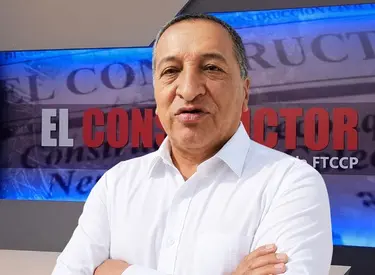 Imagen de Pedro Montero con camisa blanca en el estudio de El Constructor